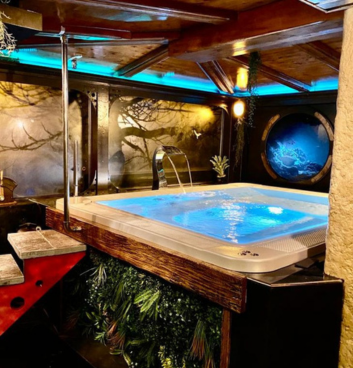 Infinity jacuzzi with blue lights at the Petit Nautilus Spa in Vallée de Joux